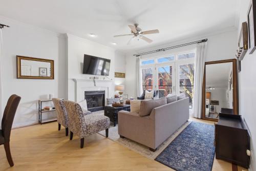 Heart of East Village 2-Bed 2-Bath Peaceful Oasis condo – khách sạn tại Wicker Park