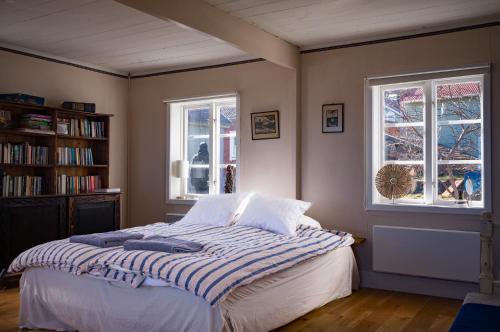 . Remarkable Harbour View Cabin.