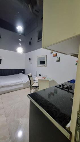 Anna's Apartment – Batumi, IL
