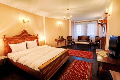 Deluxe Double Room image 7