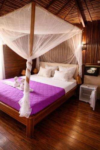 1 king bed, 1 twin bed