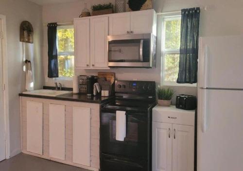 virtuve, Cottage by the lakeshore with a private hot tub in Traiona (NC)