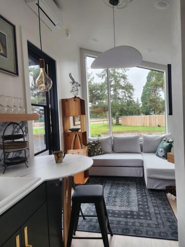 The Roost at Hidden Owl Farmstead - Luxury 1 Bdrm Cottage near Wineries and Lake