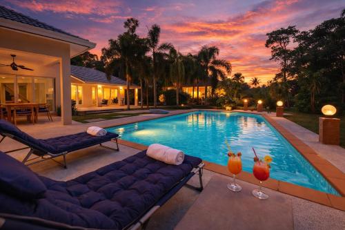 Modern 4BR Pool Villa with Billiards in Thong Sala – khách sạn tại Thong Sala