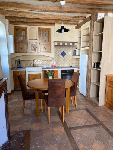 Cozy house, centre bourg, 2 suites, cheminée (Cozy house, centre bourg, 2 suites, cheminee) in 蒙巴宗