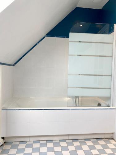Cozy house, centre bourg, 2 suites, cheminée (Cozy house, centre bourg, 2 suites, cheminee) in 蒙巴宗