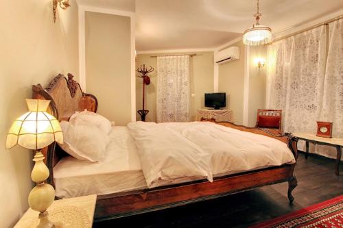 Deluxe Double Room image 8