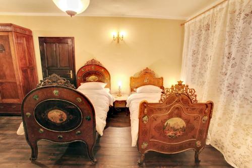 Deluxe Twin Room image 10