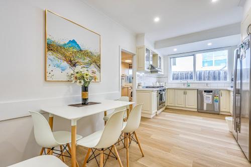 StayAU Pet-Friendly 4BR Retreat in Balwyn North in 北白耳溫