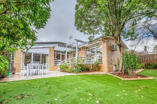 StayAU Pet-Friendly 4BR Retreat in Balwyn North in 北白耳溫