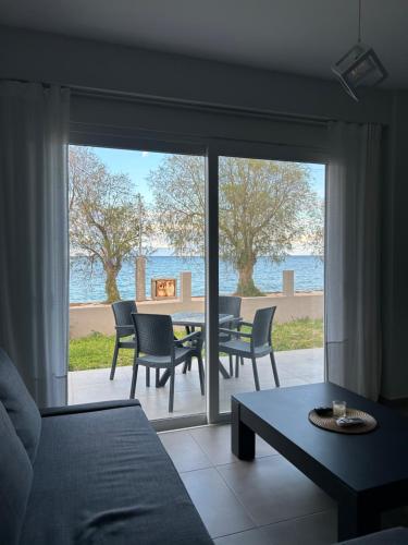 Serene beach house in Diakopto