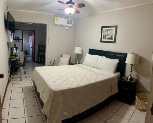 Room near Airport/ Cerca del Aeropuerto in San Luis