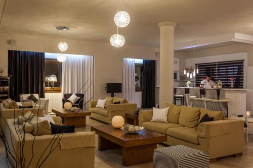 Ruang bersama/area TV, Skopelos Holidays Hotel & Spa in Skopelos