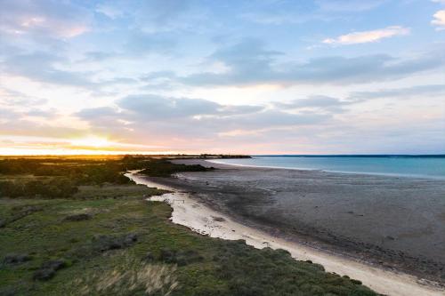QueensFerry Farm by the Bay by Tiny Away in Grantville