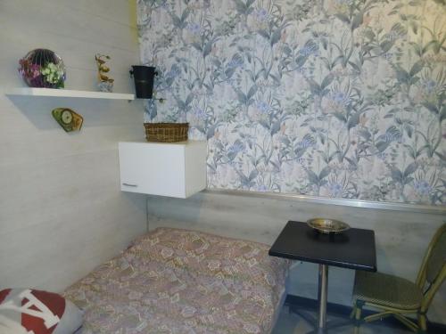 Studio Maryline de 18 m2 - Calme - Rez de chaussée sur patio Privé - Grand Canapé-Lit Clic Clac pour 2 personnes - Kitchenette - Salle de bain - 5 minutes du Métro Brochant de la ligne 13,Bus 54,74 et 31 vers sites touristiques, Paryż