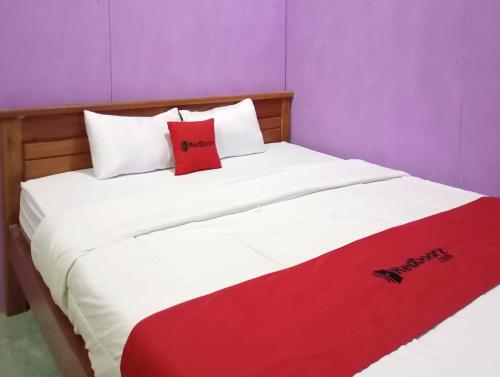 Guestroom, RedDoorz at Vera Guesthouse Alun Alun Kutoarjo in Kutoarjo