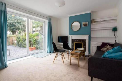 Quiet Central Zone 2 Apartment, , London