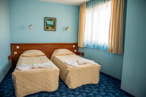 Twin Room image 4
