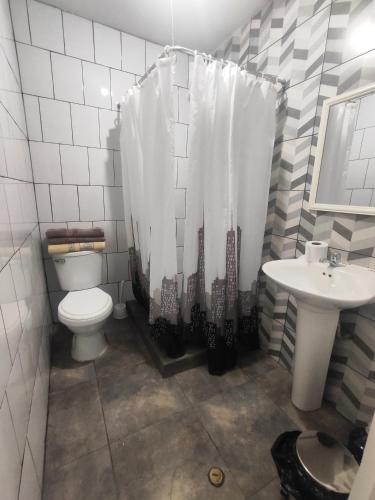 Acogedora habitación con baño privado cerca a Larcomar - image 4