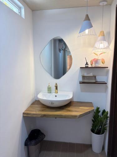 Bathroom, La Paula Hostel in Siquijor Island