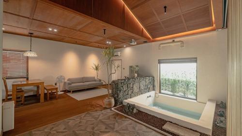 room detail thumbnail 2
