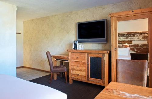 Family Suite w/2 Queen beds & Bunk – Tahoe Blue building