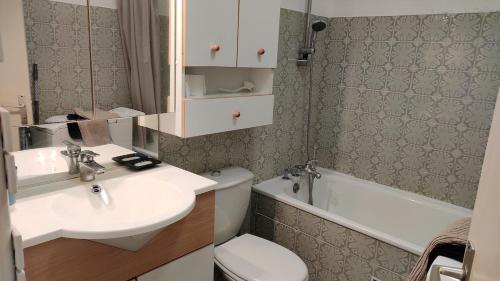 Cozy Studio Apartment Close to Melun and Vaux-le-Penil in Во-льо-Пенил
