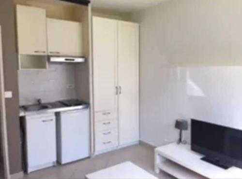 Cozy Studio Apartment Close to Melun and Vaux-le-Penil in Во-льо-Пенил