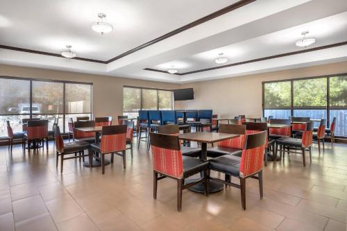 Comfort Suites Old Town Spring - image 10