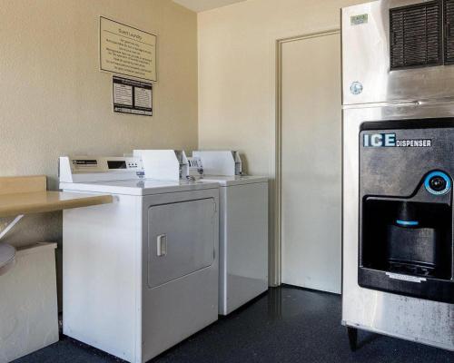 Econo Lodge University - image 27