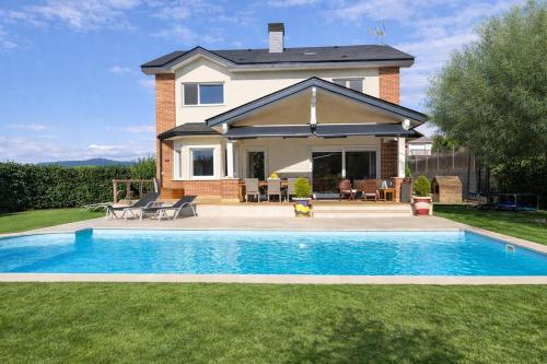 Viesnīcas āriene, Catalunya Casas Charming pool villa near Barcelona - Walk to shops in Linars Del Valles