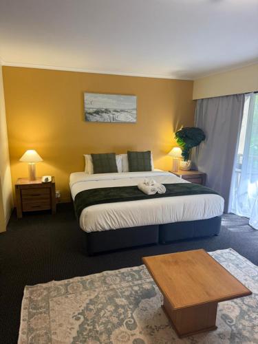 . Leafy Studio Retreat near Shops Motorway Access by Custom Bnb Hosting