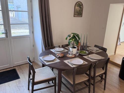 Ēdiens un dzērieni, Élégante maison Bretonne rénovée cœur de village (Elegante maison Bretonne renovee cœur de village) in Jugon-les-Lacs