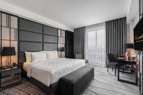 Grand Swiss-Belhotel Darmo Room Type - Deluxe King Room