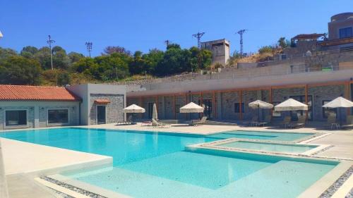 Triplex Bitez Villa - Shared Pool, Terrace & Guest Suite – khách sạn tại Ortakent