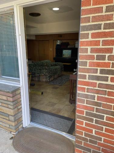 Flower Avenue Hosting -Two DB Beds & Shower - Ground Floor Bedroom 1 Person 66 Night, 2 persons 122  in Silver Spring (Maryland)