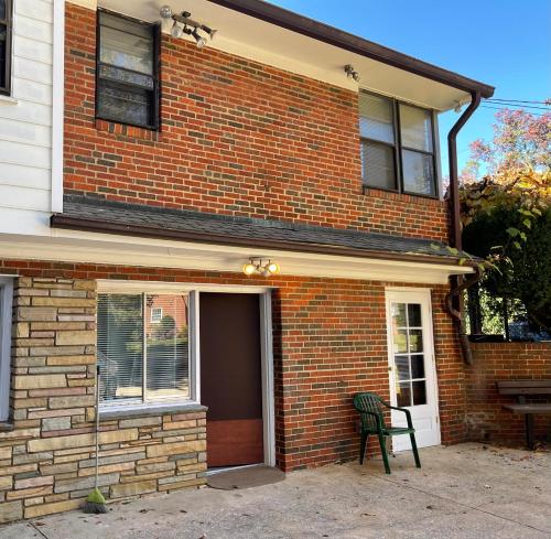 Flower Avenue Hosting -Two DB Beds & Shower - Ground Floor Bedroom 1 Person 66 Night, 2 persons 122  in Silver Spring (Maryland)