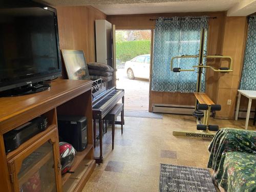 Flower Avenue Hosting -Two DB Beds & Shower - Ground Floor Bedroom 1 Person 66 Night, 2 persons 122  in Silver Spring (Maryland)