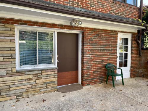 Flower Avenue Hosting -Two DB Beds & Shower - Ground Floor Bedroom 1 Person 66 Night, 2 persons 122  in Silver Spring (Maryland)