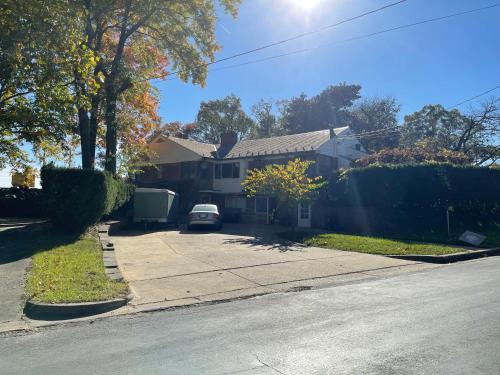 Flower Avenue Hosting -Two DB Beds & Shower - Ground Floor Bedroom 1 Person 66 Night, 2 persons 122  in Silver Spring (Maryland)