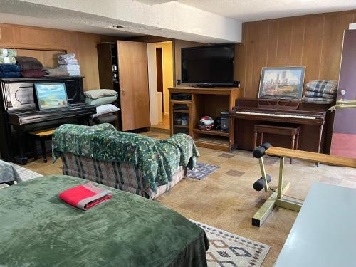 Flower Avenue Hosting -Two DB Beds & Shower - Ground Floor Bedroom 1 Person 66 Night, 2 persons 122  in Silver Spring (Maryland)