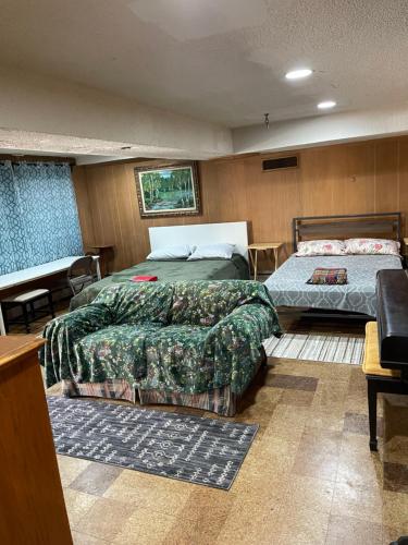 Flower Avenue Hosting -Two DB Beds & Shower - Ground Floor Bedroom 1 Person 66 Night, 2 persons 122  in Silver Spring (Maryland)