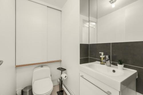 Porte Saint-Denis Stylish 1BR Central Paris Flat - image 13
