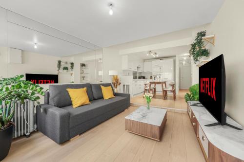 Porte Saint-Denis Stylish 1BR Central Paris Flat - image 9