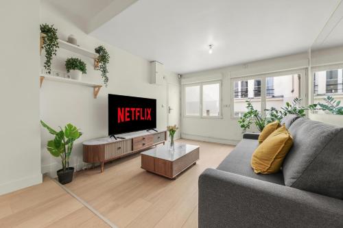 Porte Saint-Denis Stylish 1BR Central Paris Flat - image 5