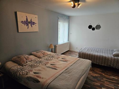 Chambre avec 2 lits double, douche et WC privés - Accès autonome - Parking (Chambre avec 2 lits double, douche et WC prives - Acces autonome - Parking) in Dommartin Sous Amance