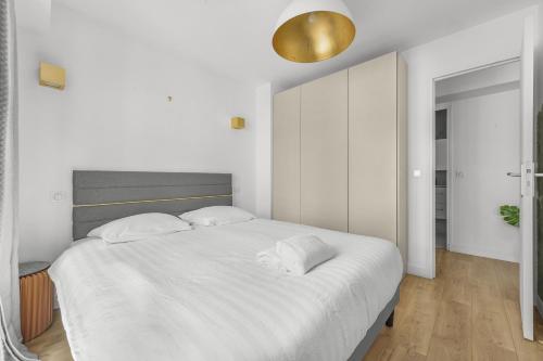 Hôtel de Ville Elegant 1BR Apartment with Netflix - image 2
