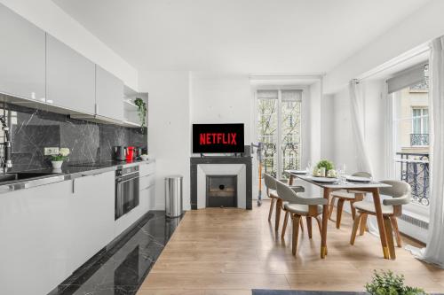 Hôtel de Ville Elegant 1BR Apartment with Netflix - image 7