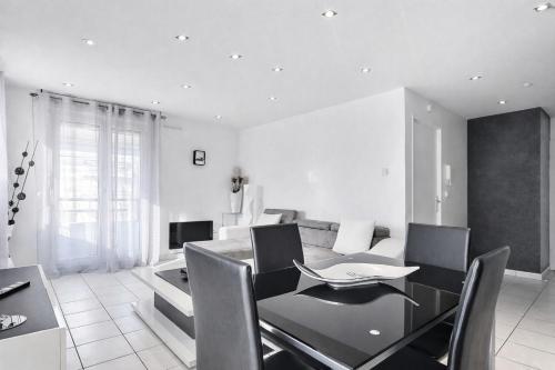 Κοινόχρηστο σαλόνι/χώρος τηλεόρασης, 2 Mins from Train Station - Free Parking - Paris & DisneyLand - Lognes in Λόνη