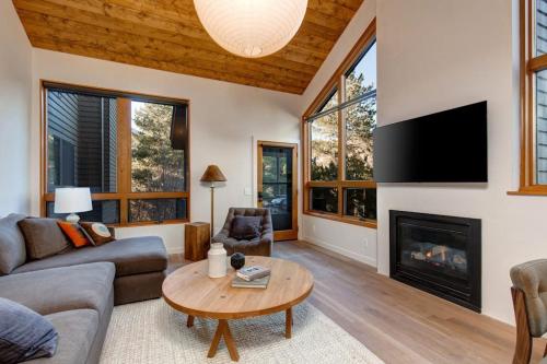 Modern mountain escape with wonderful views pool hot tub-minutes to skiing – khách sạn tại Snyderville